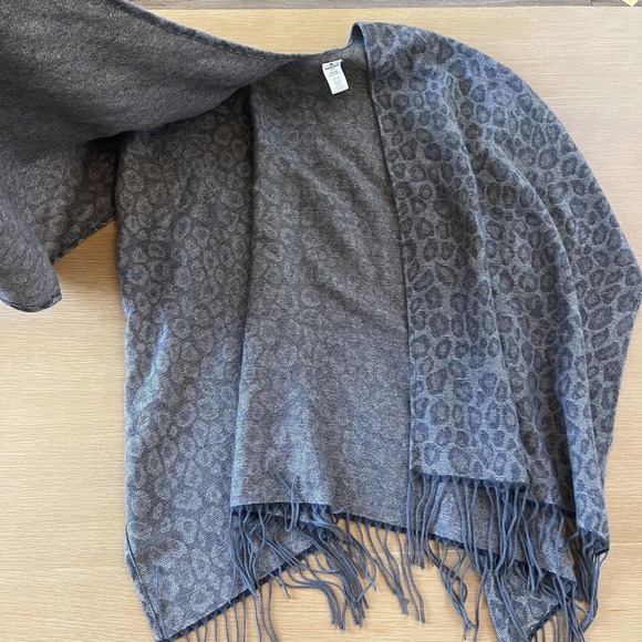 Women's Woolrich One Size Shawl Open Fringe Sweater Animal Print - Picture 4 of 8